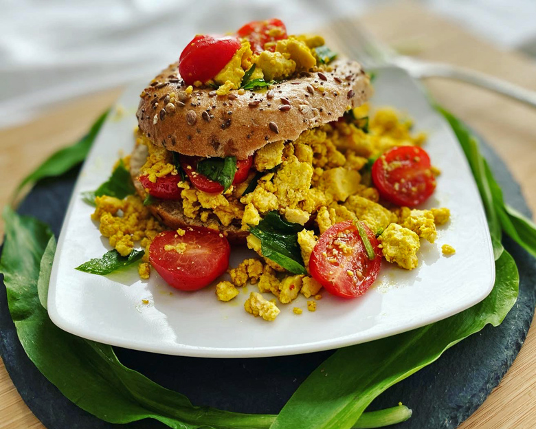 Vollkorn-Bagel mit Scrambled Tofu und Bärlauch