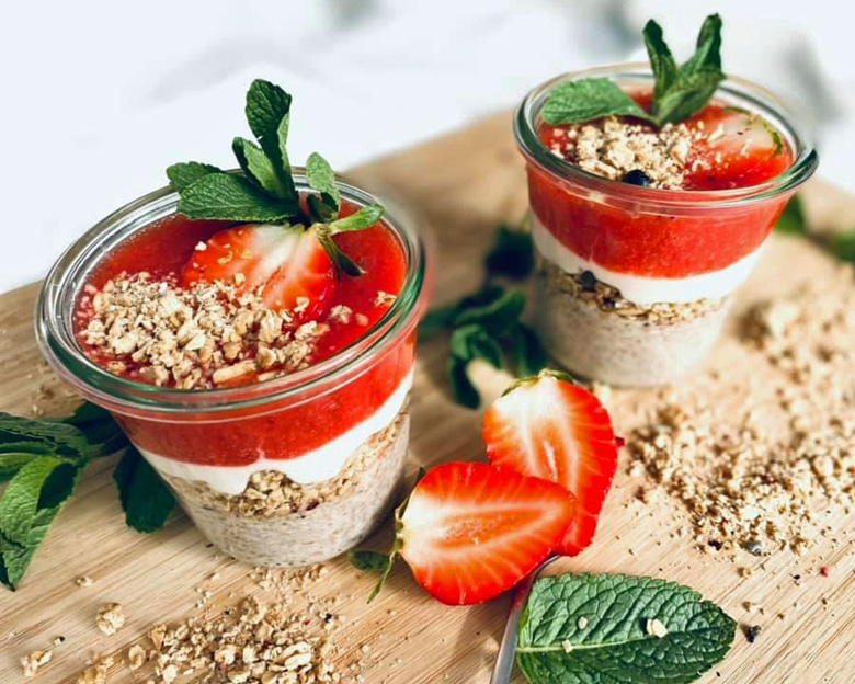 frische Erdbeeren mit Buchweizen und Granola
