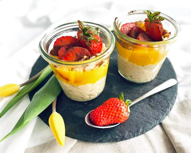 Hirse-Mango-Smoothie Dessert mit Erdbeeren