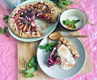 Wellness-Genuss: Pflaumen-Galette mit Frosting - wellnessverband