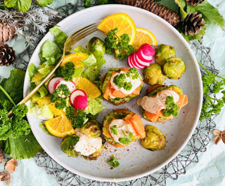 Wellness-Genuss: Süßkartoffel-Taler mit geröstetem Rosenkohl und Karotten-Lax - wellnessverband