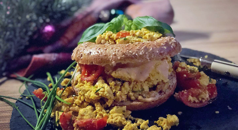 Vollkorn-Bagel mit scrambled Tofu